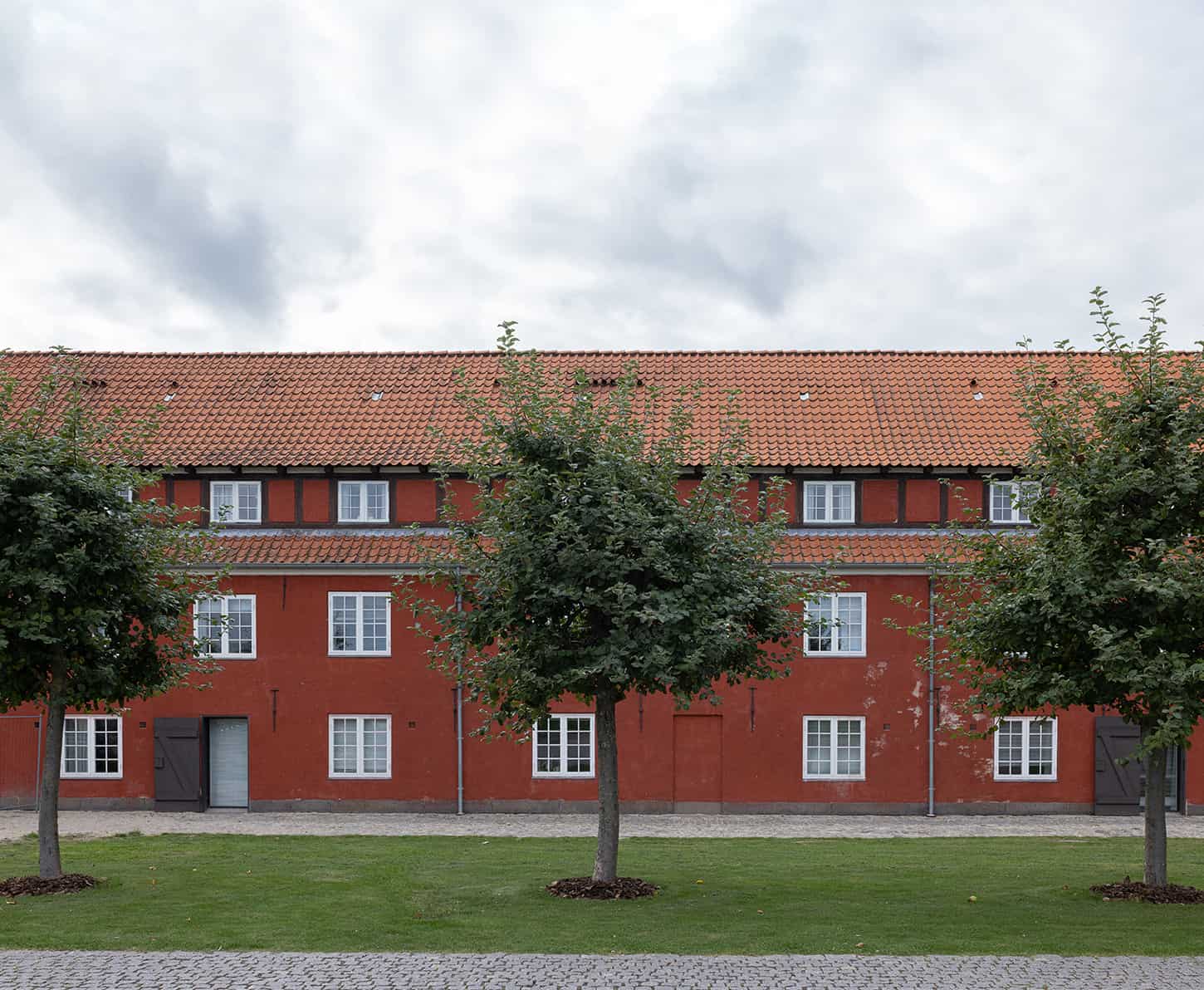 Rød Kastellet med træ