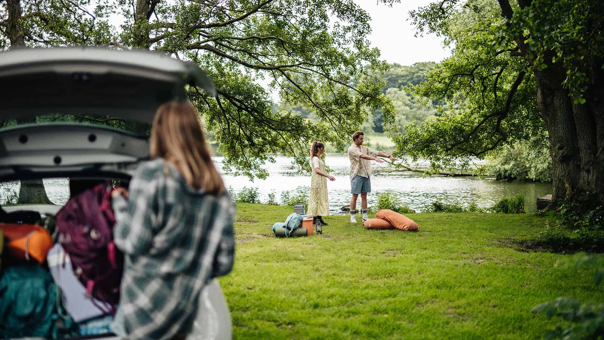 Pakket bil i naturen til glamping